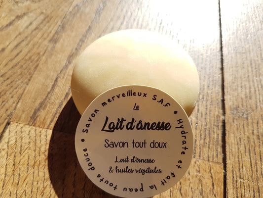 Le "Lait d'ânesse", savon artisanal surgras saponifié à froid extra doux au lait d'ânesse et huiles végétales pour les peaux sèches et déshydratées