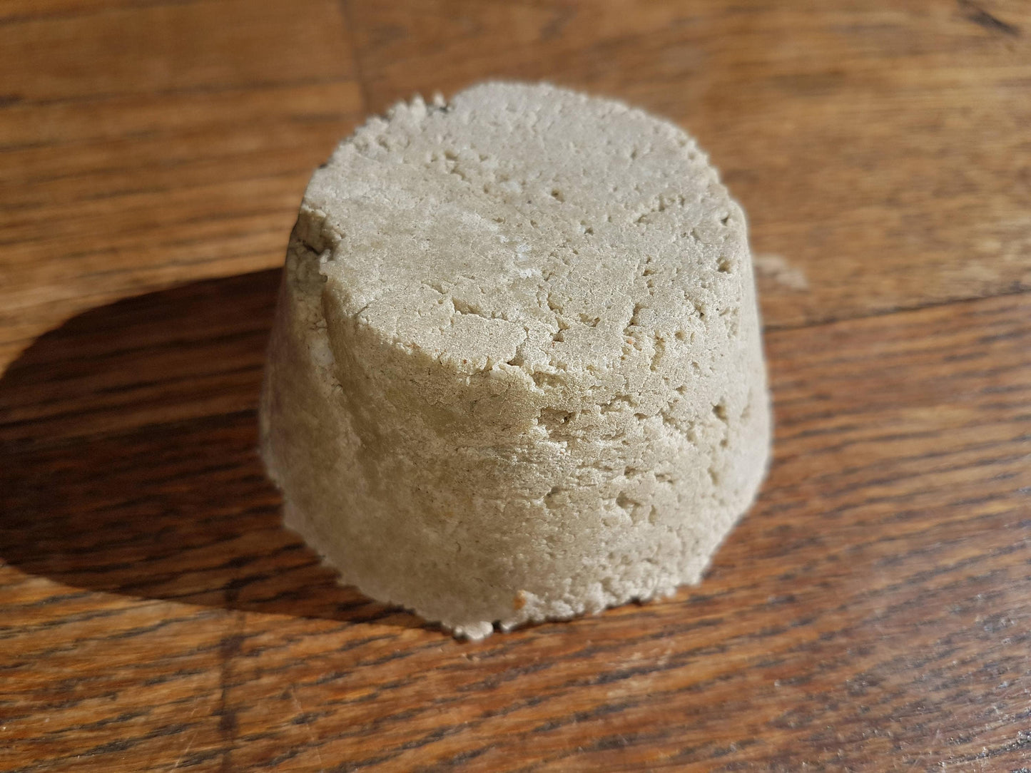 Le "Shoo Shoo cheveux gras", shampoing solide artisanal purifiant aux argiles, huile de noisette, jojoba et huile essentielle de litsée citronnée