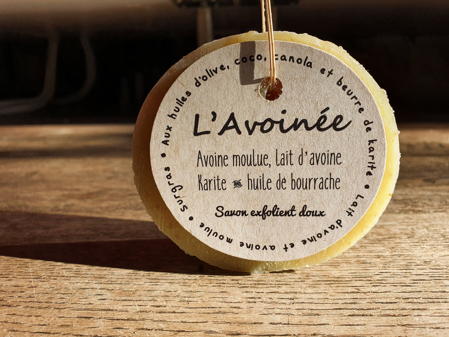 L"Avoinée", savon artisanal surgras saponifié à froid exfolient doux à l'avoine moulue, huile de bourrache et beurre de karité pour peaux sensibles