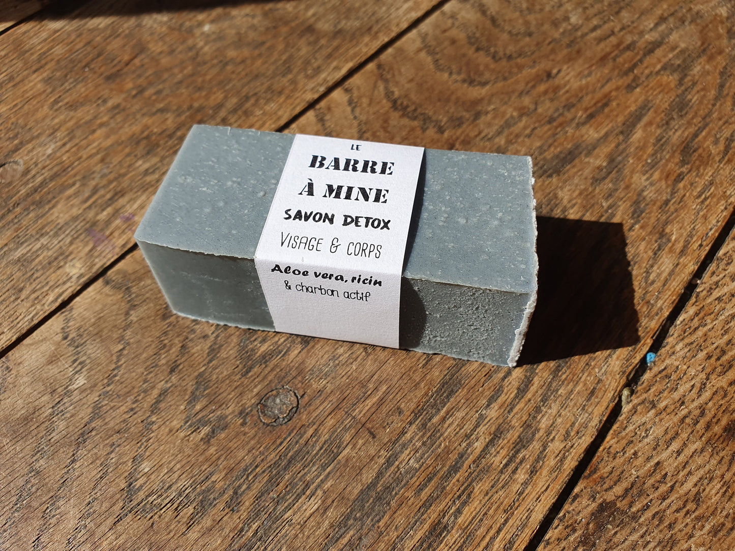 La "Barre à mine", savon artisanal surgras saponifié à froid detox au charbon et à l'aloe vera purifiant visage et corps, à l'huile de ricin et beurre de karité