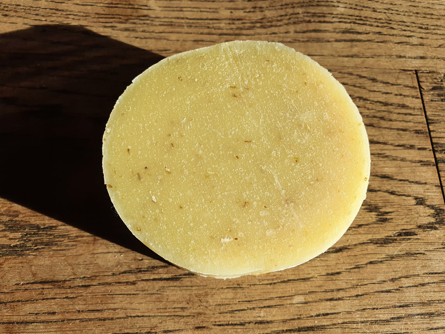 L"Avoinée", savon artisanal surgras saponifié à froid exfolient doux à l'avoine moulue, huile de bourrache et beurre de karité pour peaux sensibles