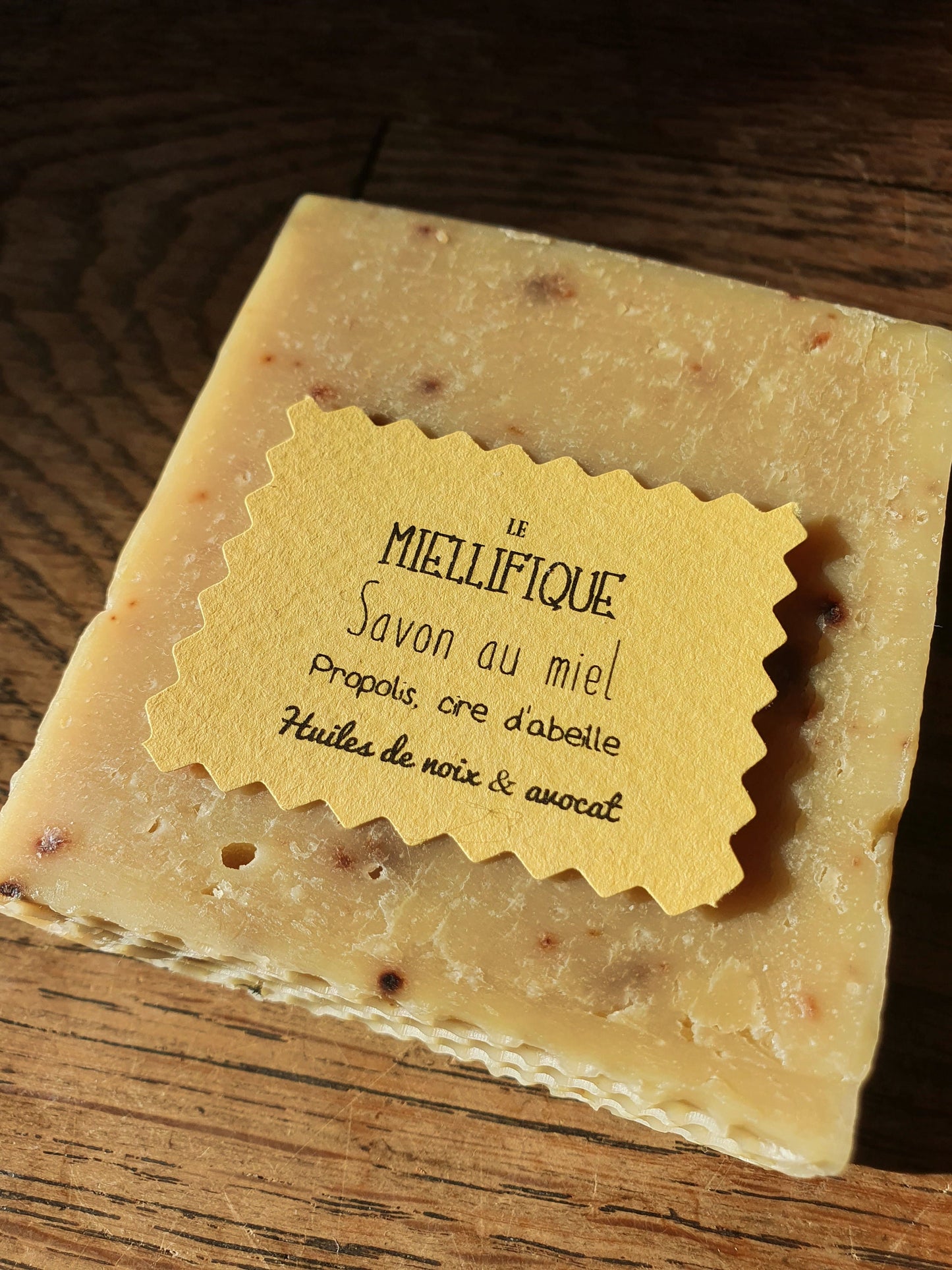 Le "Miellifique", savon artisanal surgras saponifié à froid de la ruche très doux au miel, propolis et cire d'abeille pour les peaux sèches et abîmées