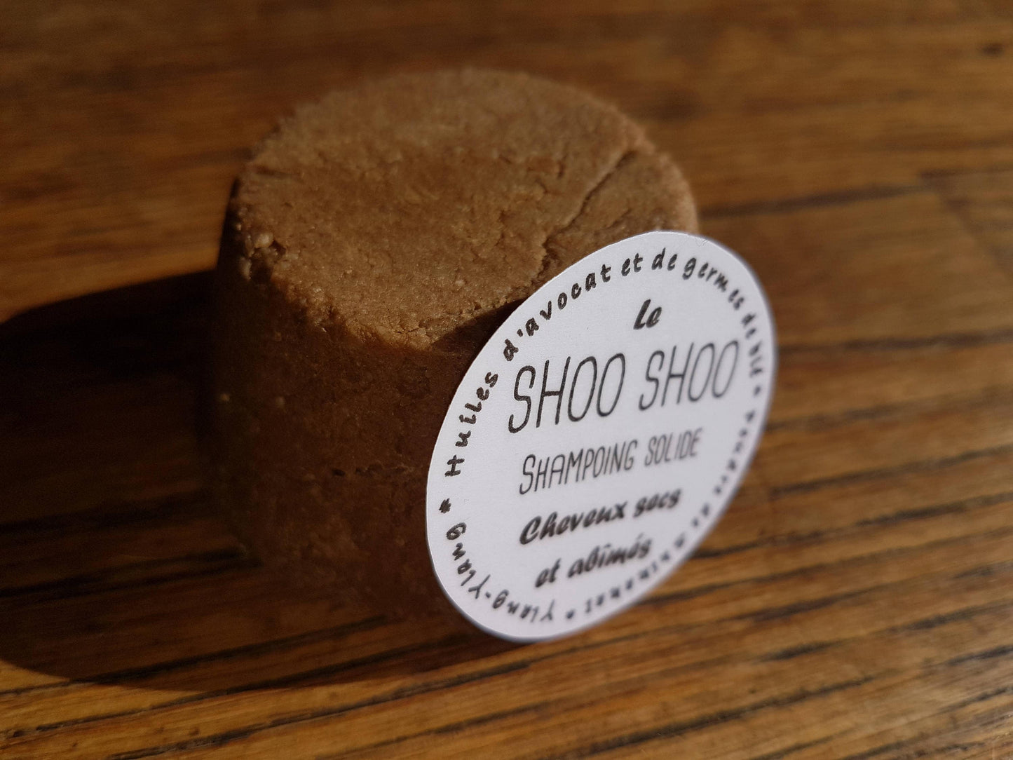 Le "Shoo Shoo cheveux secs et abîmés", shampoing solide artisanal à l'huile d'avocat, coco, ricin et huile essentielle d'ylang-ylang pour une hydratation optimale
