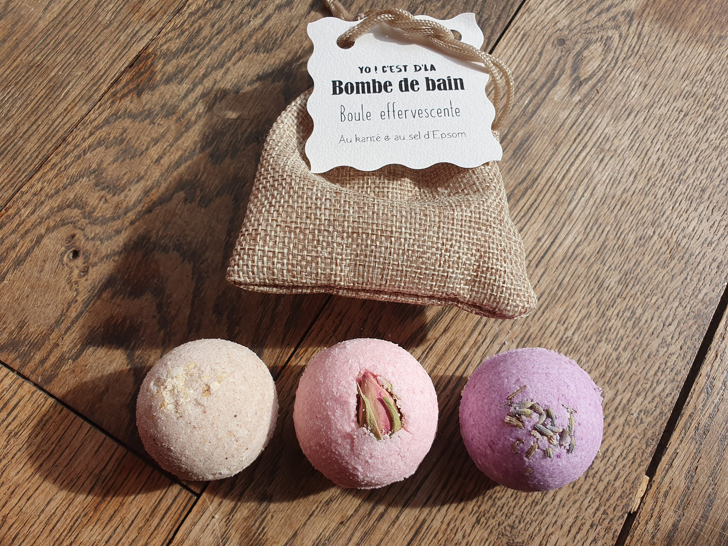 Pochon de 3 petites boules bombes de bain artisanales parfumées effervescentes au beurre de karité et au sel d'Epsom relaxant