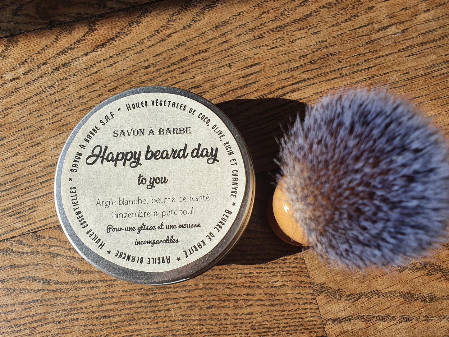 Le "Happy beard day", savon à barbe artisanal surgras saponifié à froid, à l'argile blanche et au karité pour le rasage de ces messieurs