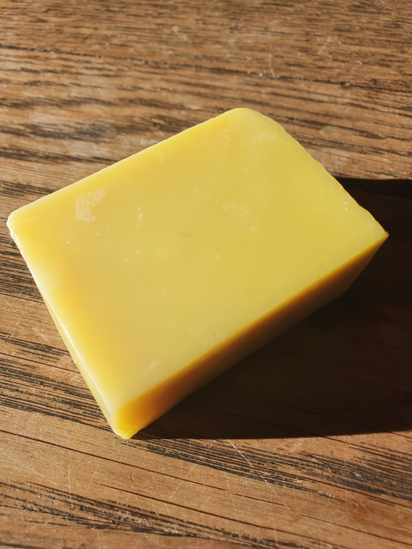 Le "Demake top", savon artisanal surgras saponifié à froid démaquillant bonne mine pour le visage au jus de carotte, huiles de ricin, olive, avocat et beurre de karité