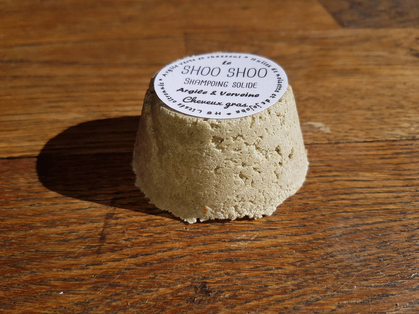 Le "Shoo Shoo cheveux gras", shampoing solide artisanal purifiant aux argiles, huile de noisette, jojoba et huile essentielle de litsée citronnée