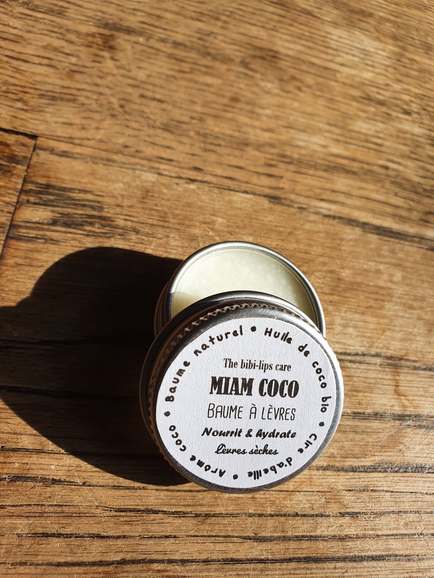 Le "Miam Coco", baume à lèvres à l'huile de coco bio, beurre de cacao, cire d'abeille et arôme naturel de coco pour les lèvres sèches et déshydratées