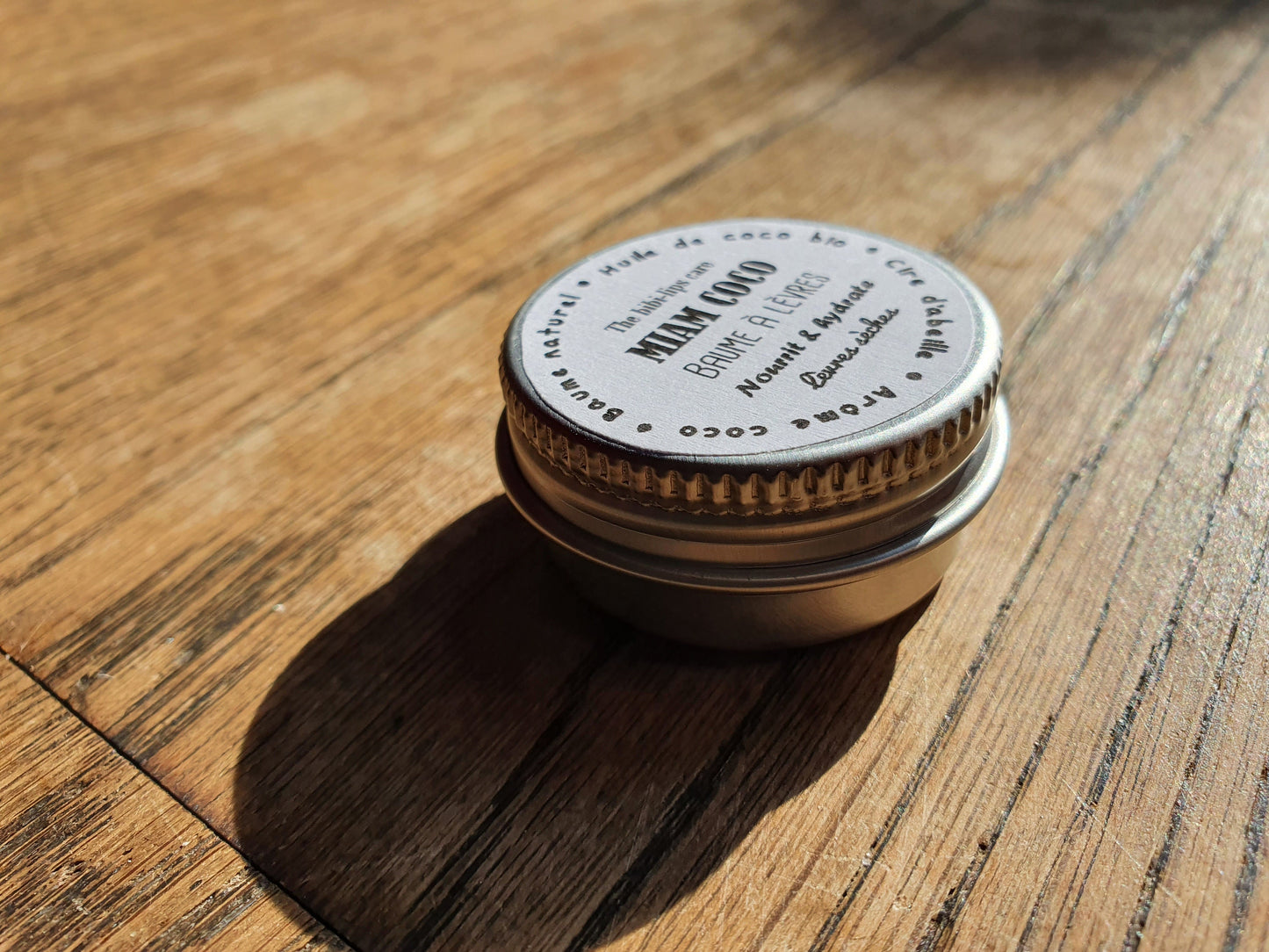 Le "Miam Coco", baume à lèvres à l'huile de coco bio, beurre de cacao, cire d'abeille et arôme naturel de coco pour les lèvres sèches et déshydratées