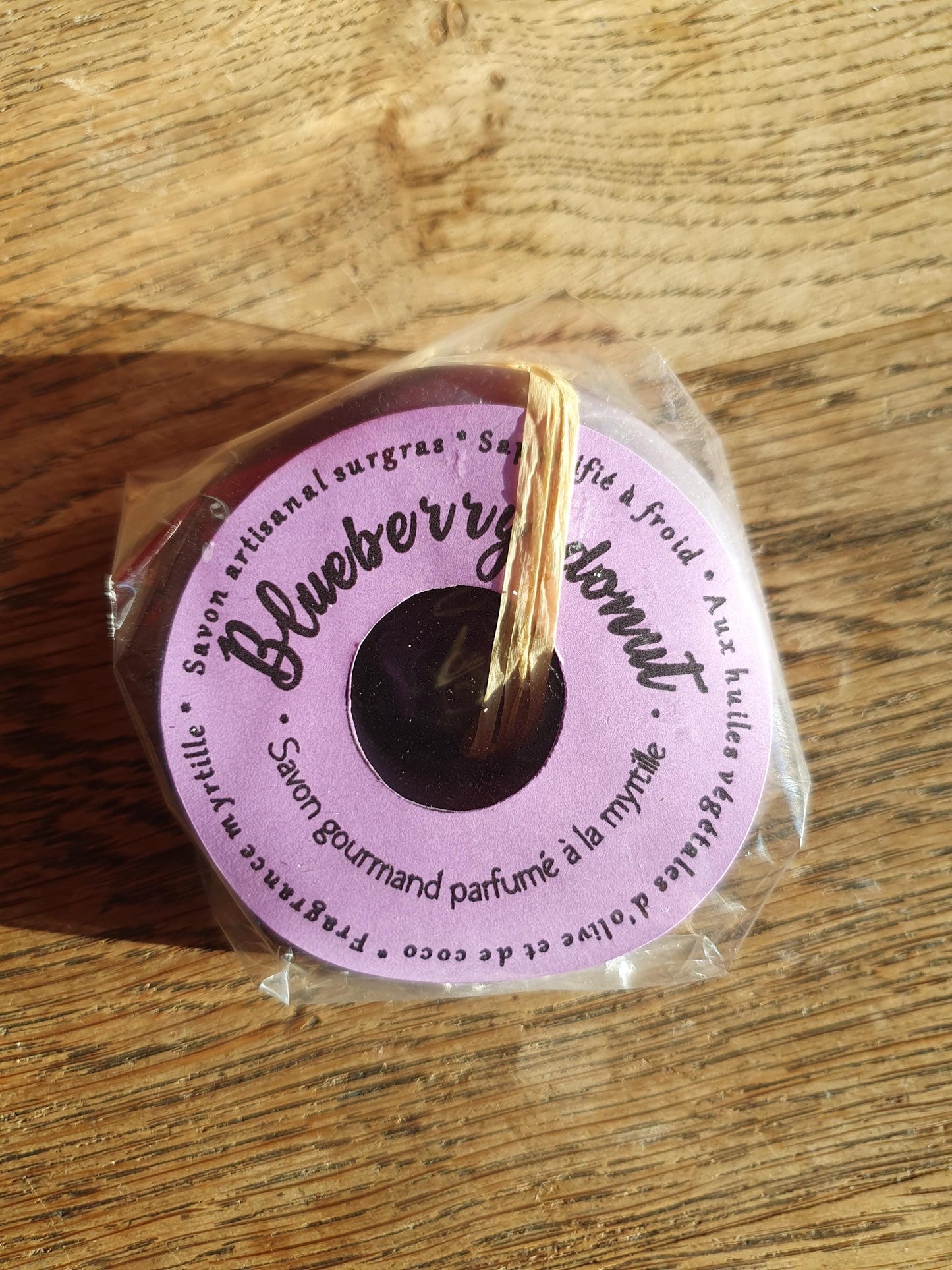 Le "Blueberry donut", savon artisanal surgras saponifié à froid parfumé à la myrtille