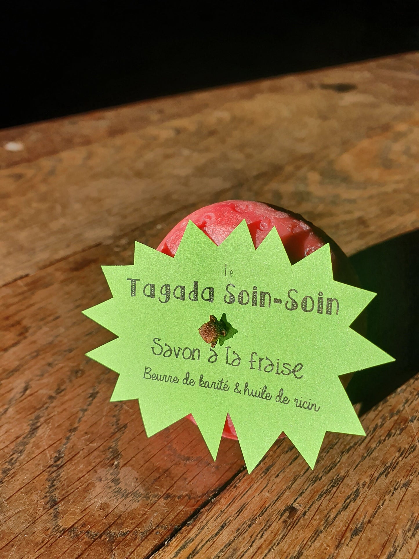 La "Tagada soin soin", savon artisanal surgras saponifié à froid au beurre de karité et à la fraise pour les grands et les petits
