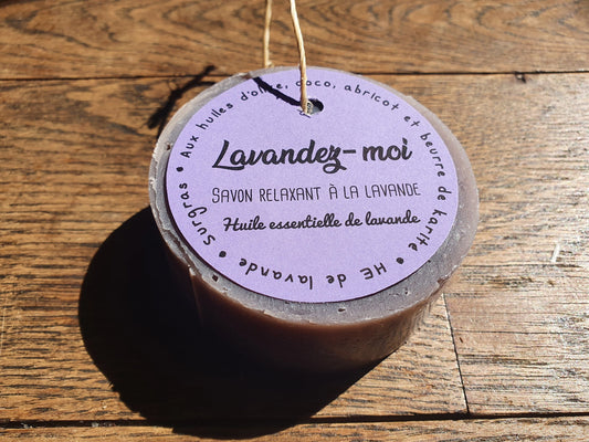 Le "Lavandez-moi", savon surgras artisanal saponifié à froid relaxant et décontractant à l'huile essentielle de lavande et aux huiles végétales