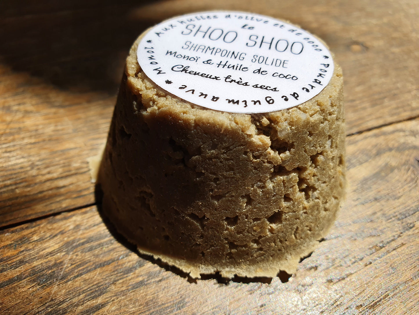 Le "Shoo Shoo, monoï et coco", shampoing solide artisanal pour les cheveux très secs à l'huile de coco, huile d'olive, poudre de guimauve et parfumé au monoï