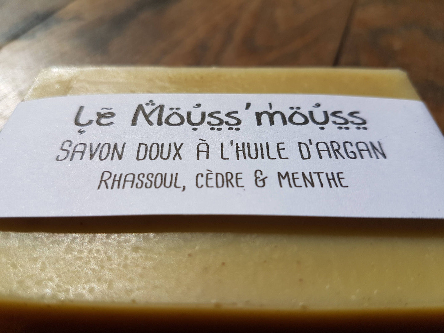 Le "Mouss'mouss", savon artisanal surgras saponifié à froid douceur et hydratation à l'huile d'argan, au rhassoul et huiles essentielles de cèdre, menthe et orange douce
