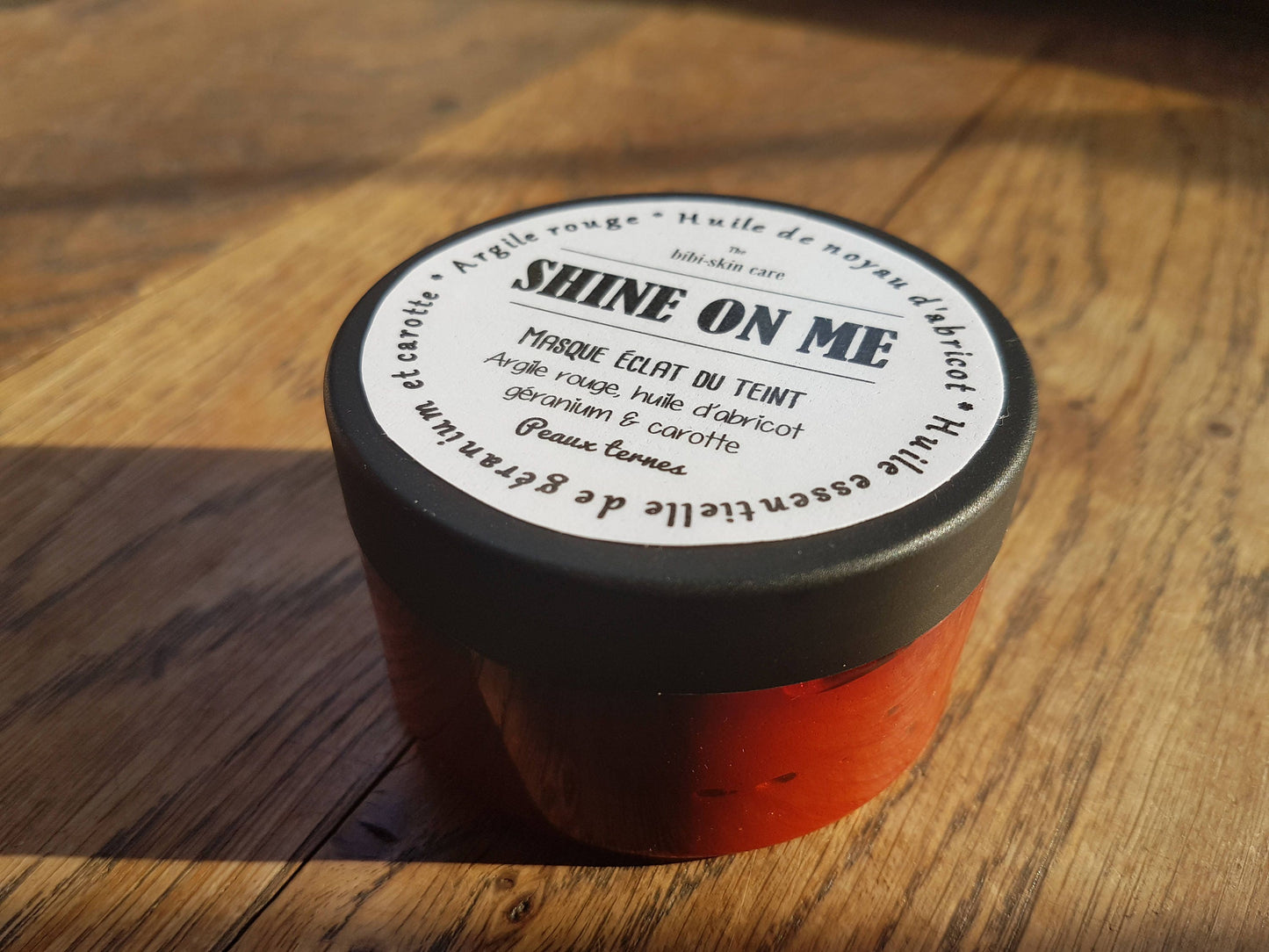 Le "Shine on me", masque pour une peau éclatante et lumineuse à l'argile rouge, à l'huile d'abricot, huile essentielle de géranium et de carotte