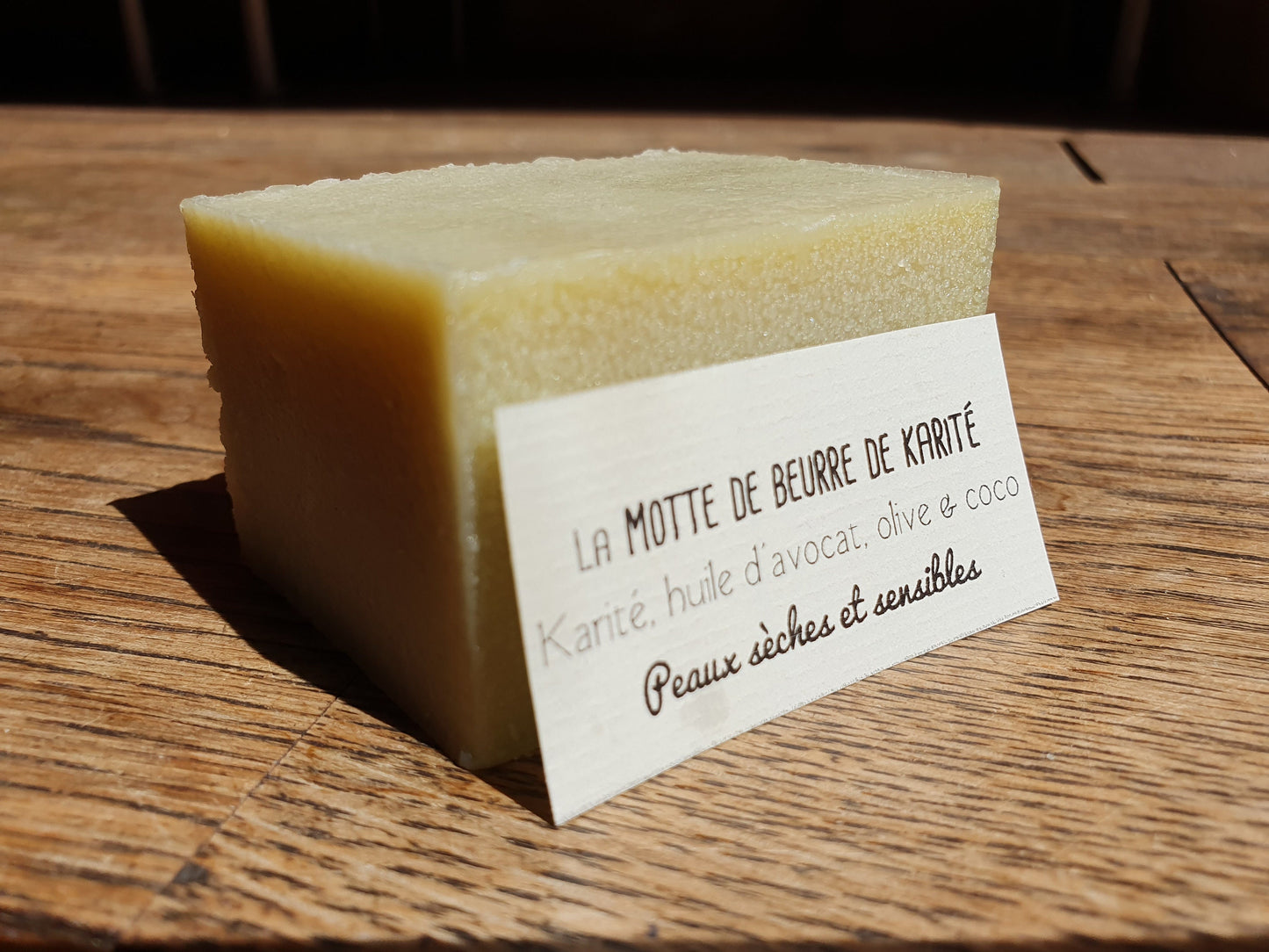 La "Motte de beurre de karité", savon artisanal surgras saponifié à froid au karité et huiles végétales d'olive, avocat et coco pour les peaux sèches et sensibles