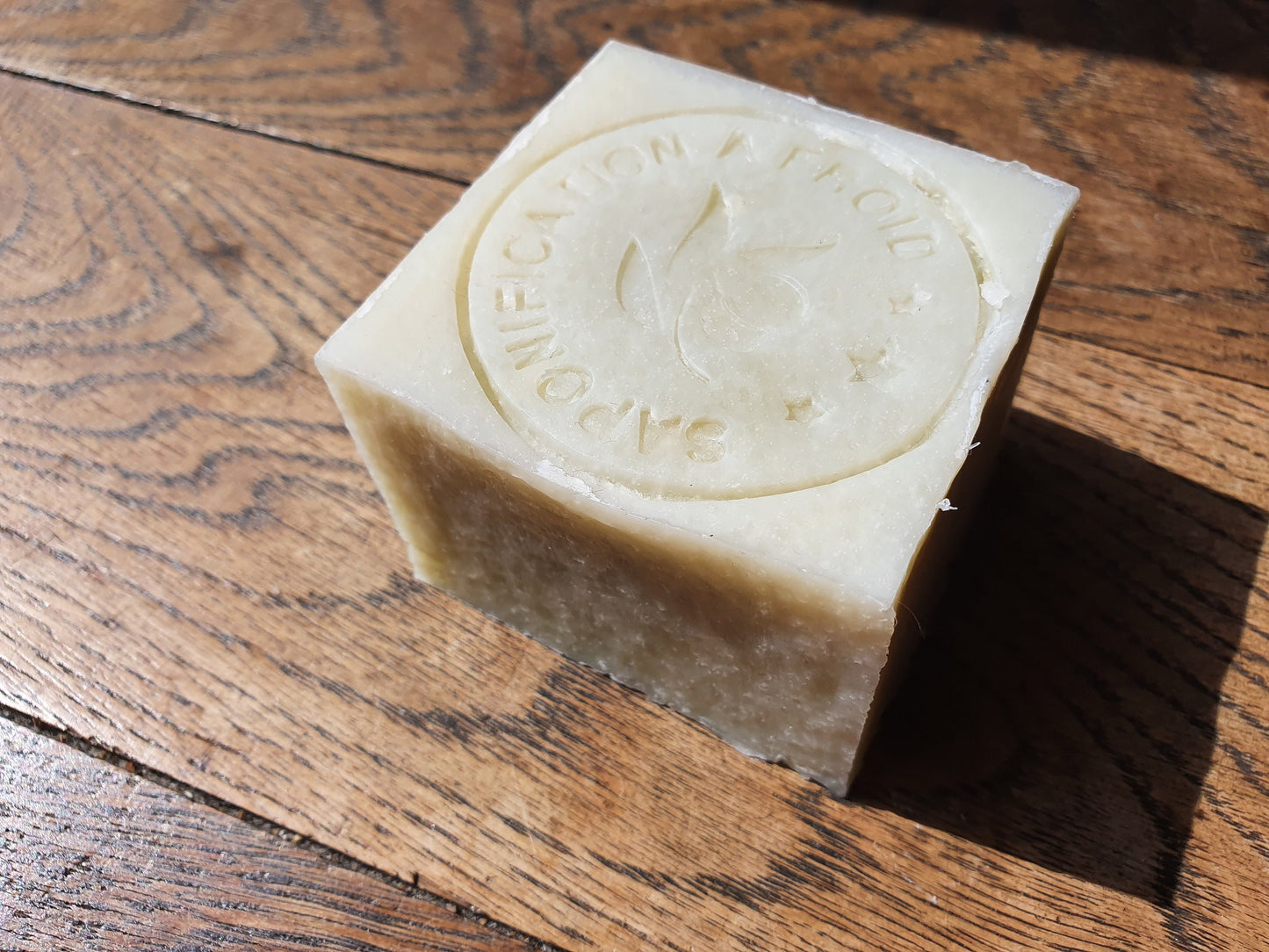 L'"Alep de Buzet", savon artisanal surgras saponifié à froid à l'huile de laurier et d'olive spécial peaux sensibles