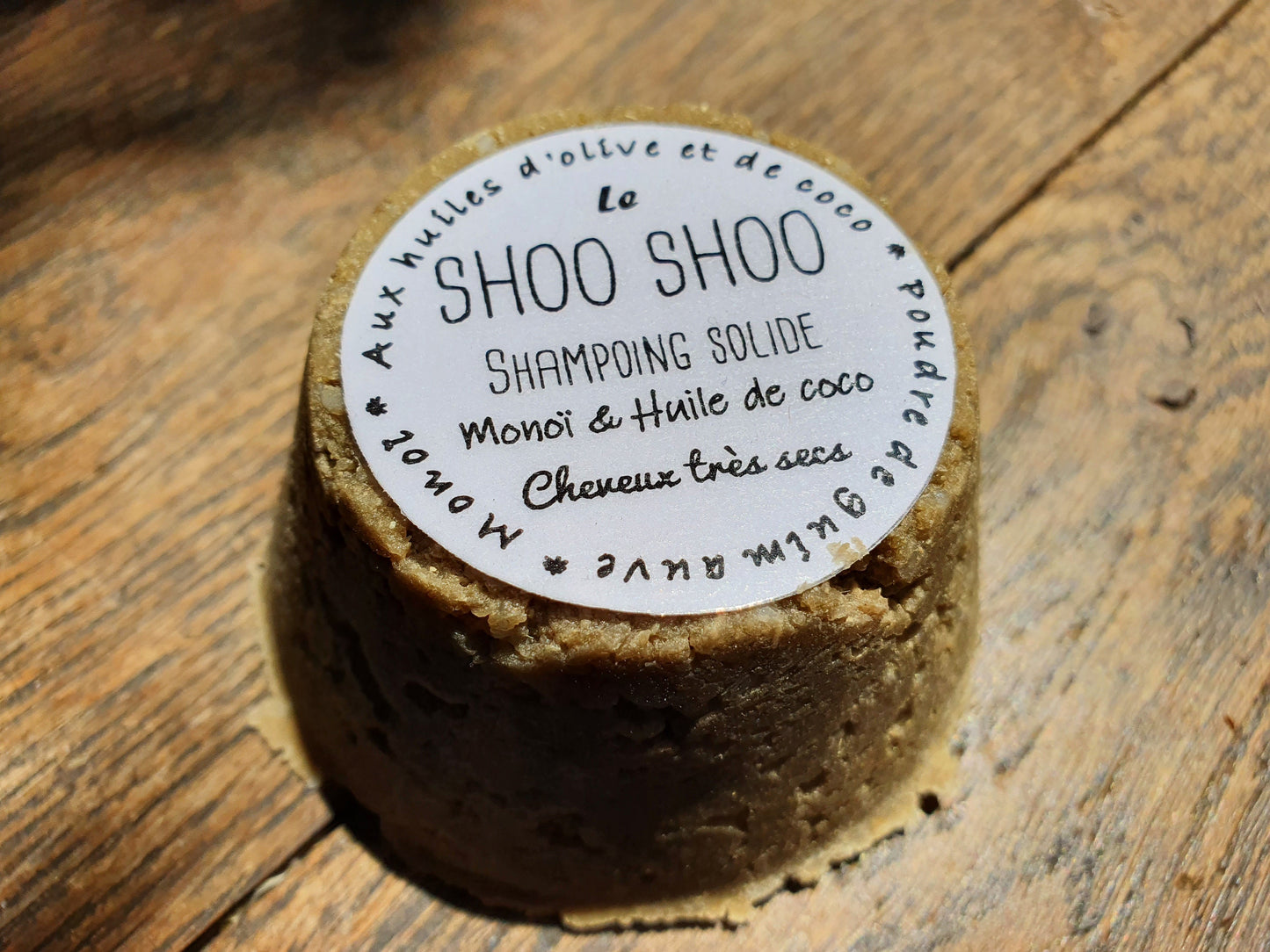 Le "Shoo Shoo, monoï et coco", shampoing solide artisanal pour les cheveux très secs à l'huile de coco, huile d'olive, poudre de guimauve et parfumé au monoï