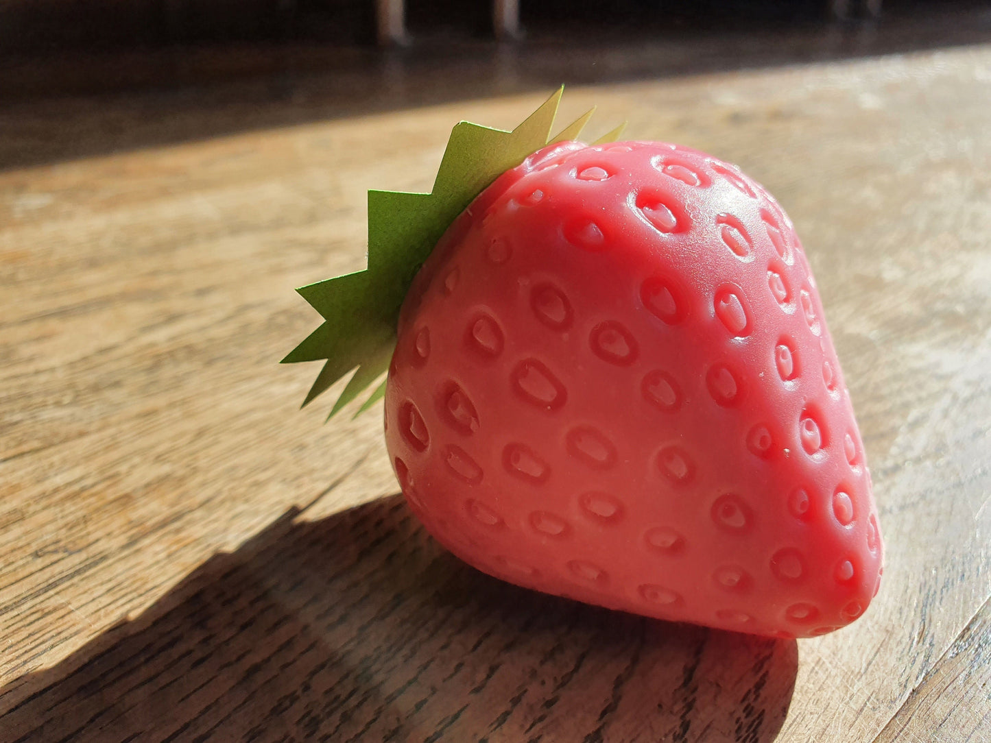 La "Tagada soin soin", savon artisanal surgras saponifié à froid au beurre de karité et à la fraise pour les grands et les petits