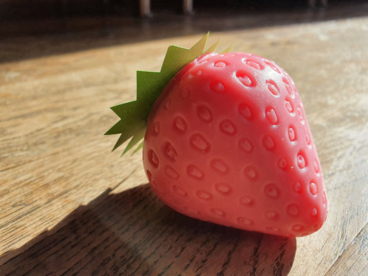 La "Tagada soin soin", savon artisanal surgras saponifié à froid au beurre de karité et à la fraise pour les grands et les petits