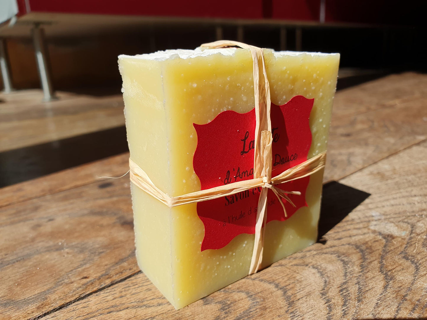 La "Pâte d'amande douce", savon artisanal surgras saponifié à froid tout doux à l'huile d'amande douce, olive, coco et fragrance amande divine