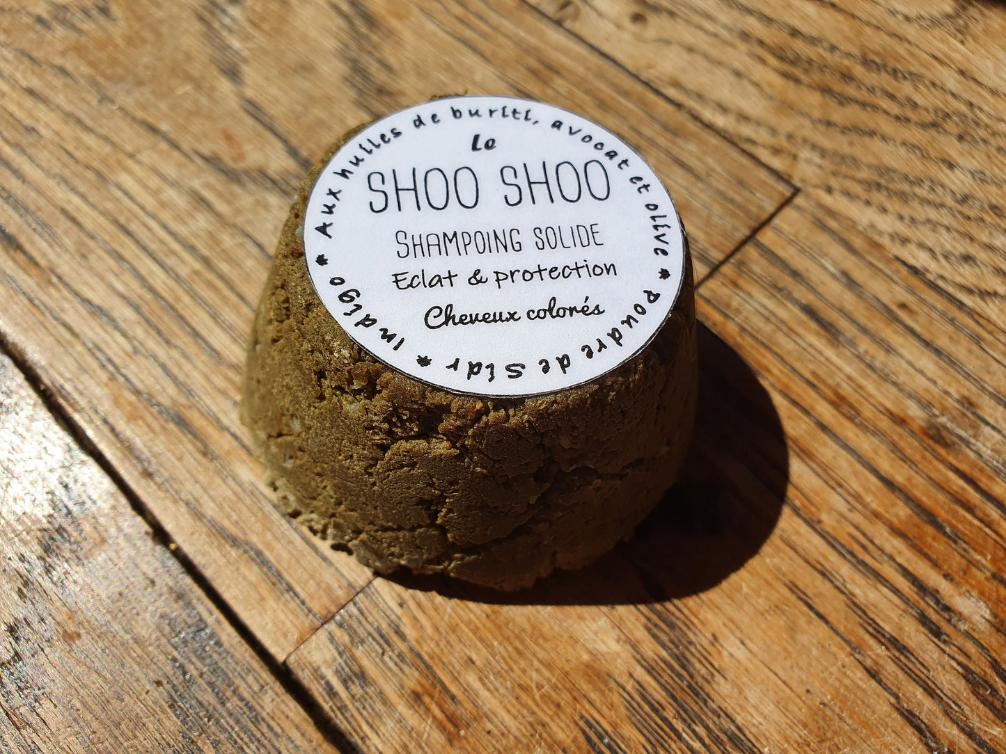 Le "Shoo Shoo cheveux colorés", shampoing solide artisanal à l'huile d'olive, coco, amande douce et poudres ayurvédiques