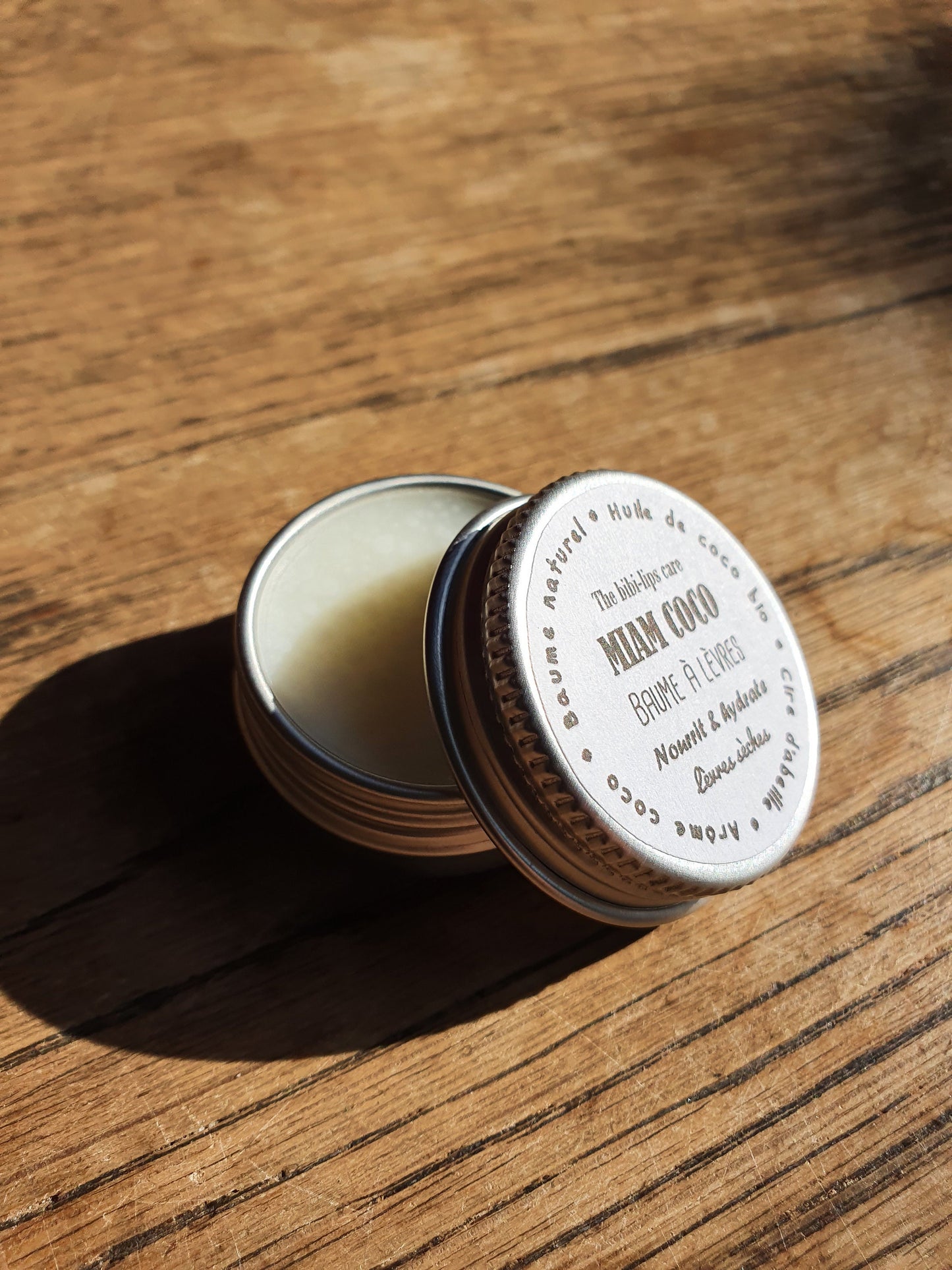 Le "Miam Coco", baume à lèvres à l'huile de coco bio, beurre de cacao, cire d'abeille et arôme naturel de coco pour les lèvres sèches et déshydratées