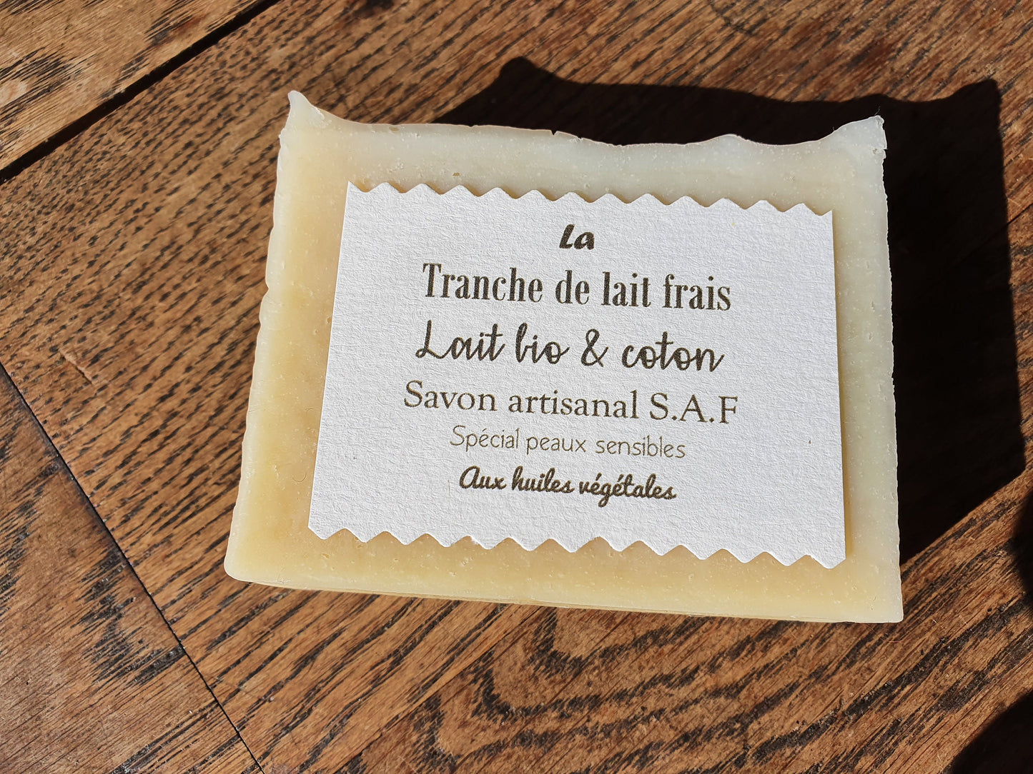 La "Tranche de lait frais", savon artisanal surgras saponifié à froid au lait bio et parfumé au coton pour les peaux fragiles et sensibles