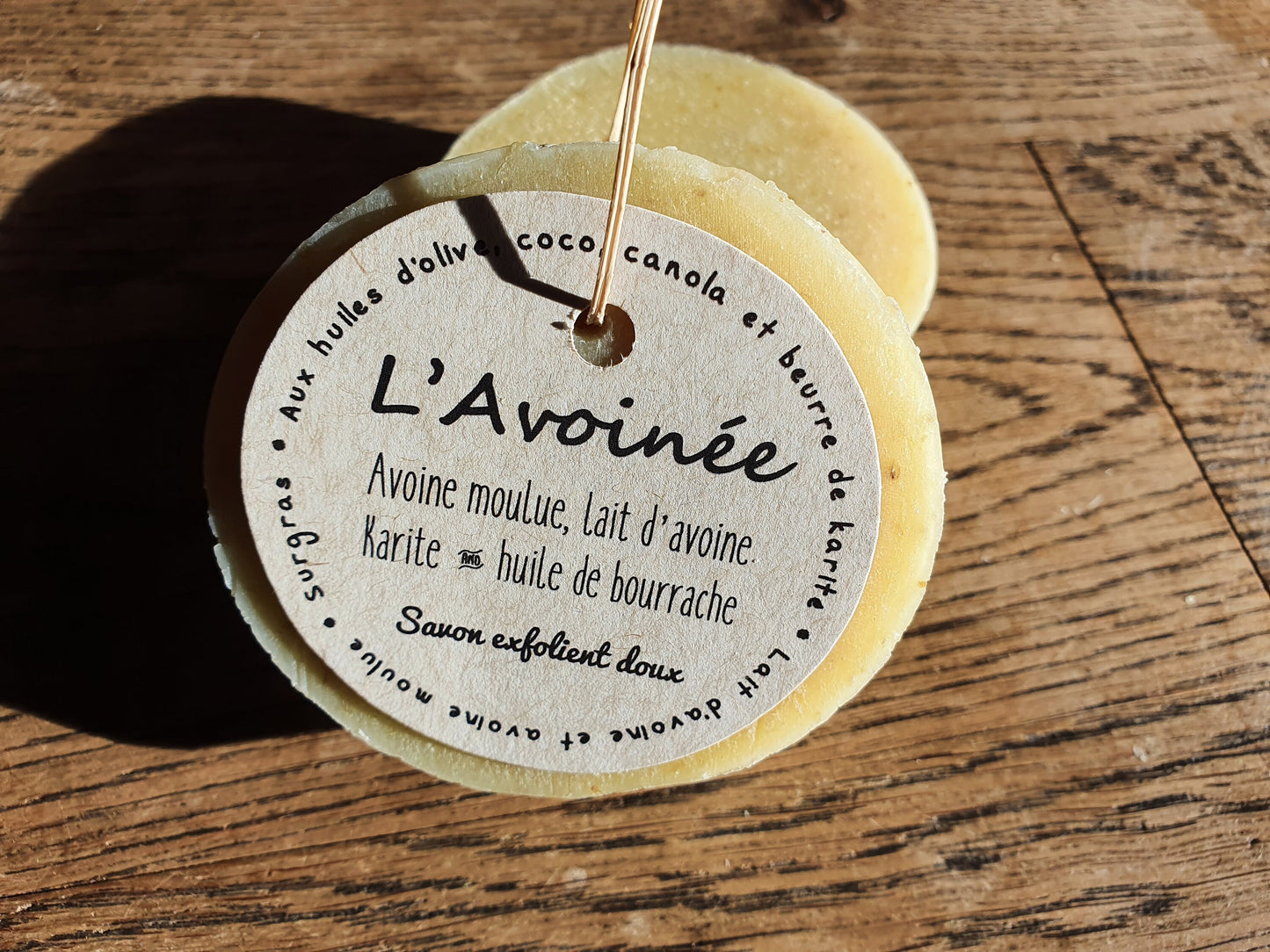 L"Avoinée", savon artisanal surgras saponifié à froid exfolient doux à l'avoine moulue, huile de bourrache et beurre de karité pour peaux sensibles