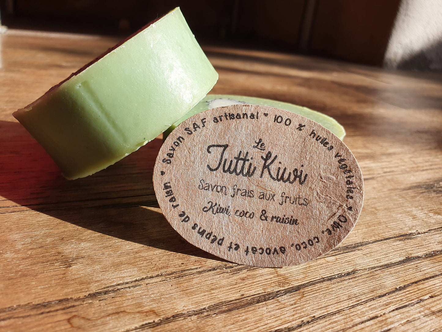 Le "Tutti Kiwi", savon artisanal surgras saponifié à froid frais aux huiles végétales et parfumé au fruit