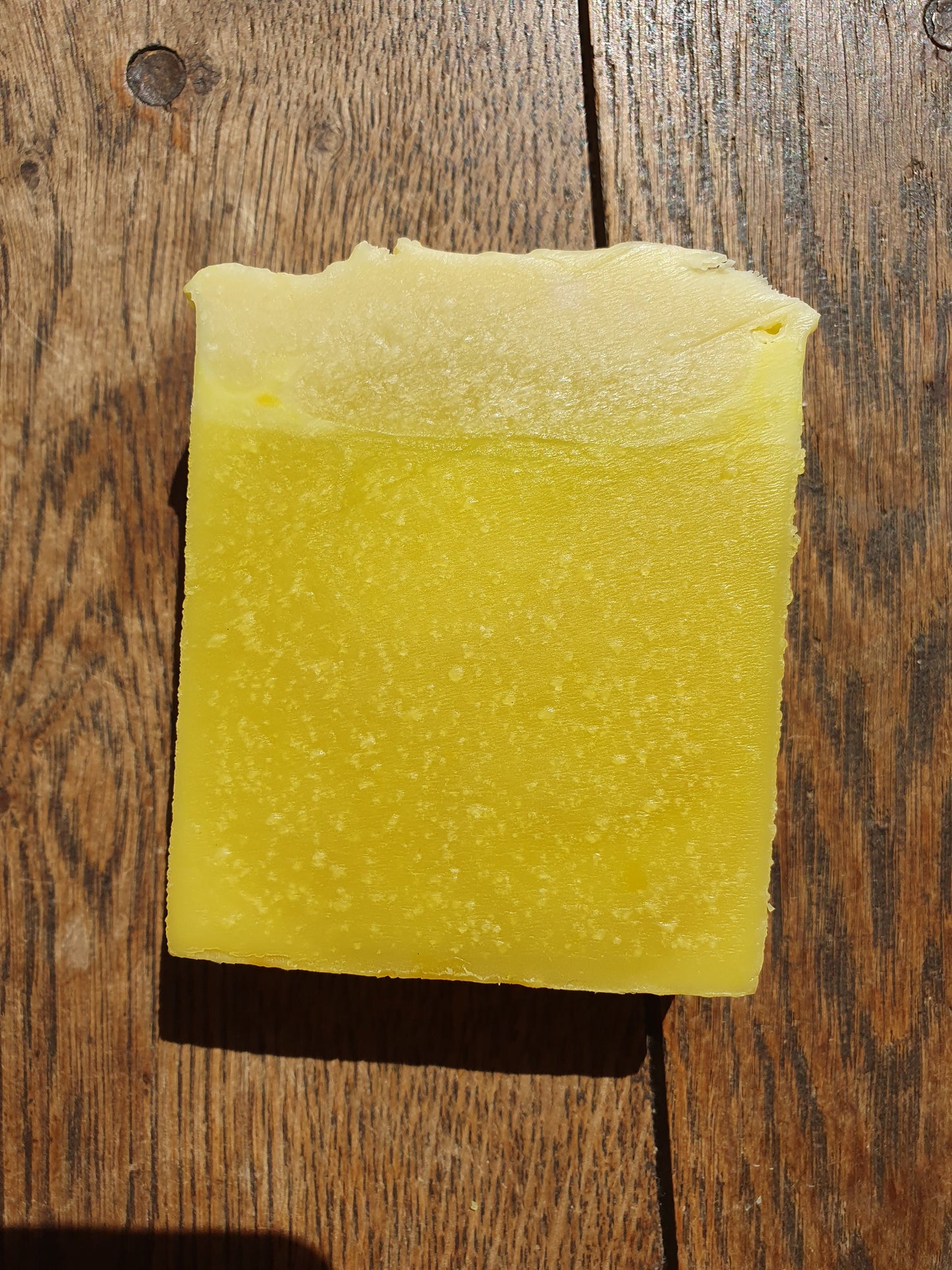 Le "Crémeux citron meringué", savon artisanal surgras saponifié à froid aux huiles végétales et parfumé au citron gourmand