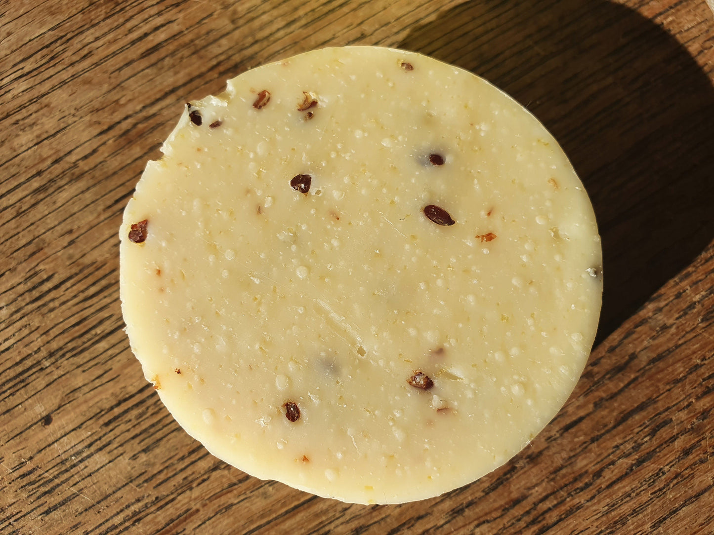 Le "Savon du coin-coin", savon artisanal surgras saponifié à froid et exfolient à la graisse de canard, aux graines de lin et aux huiles essentielles
