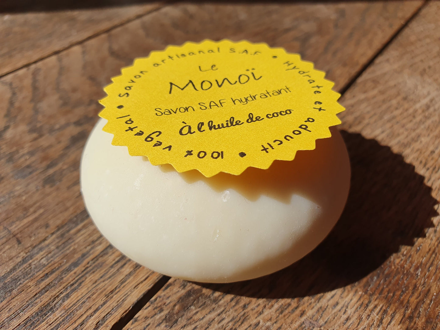 Le "Monoï", savon artisanal surgras saponifié à froid aux huiles végétales de coco, olive et parfumé au monoï