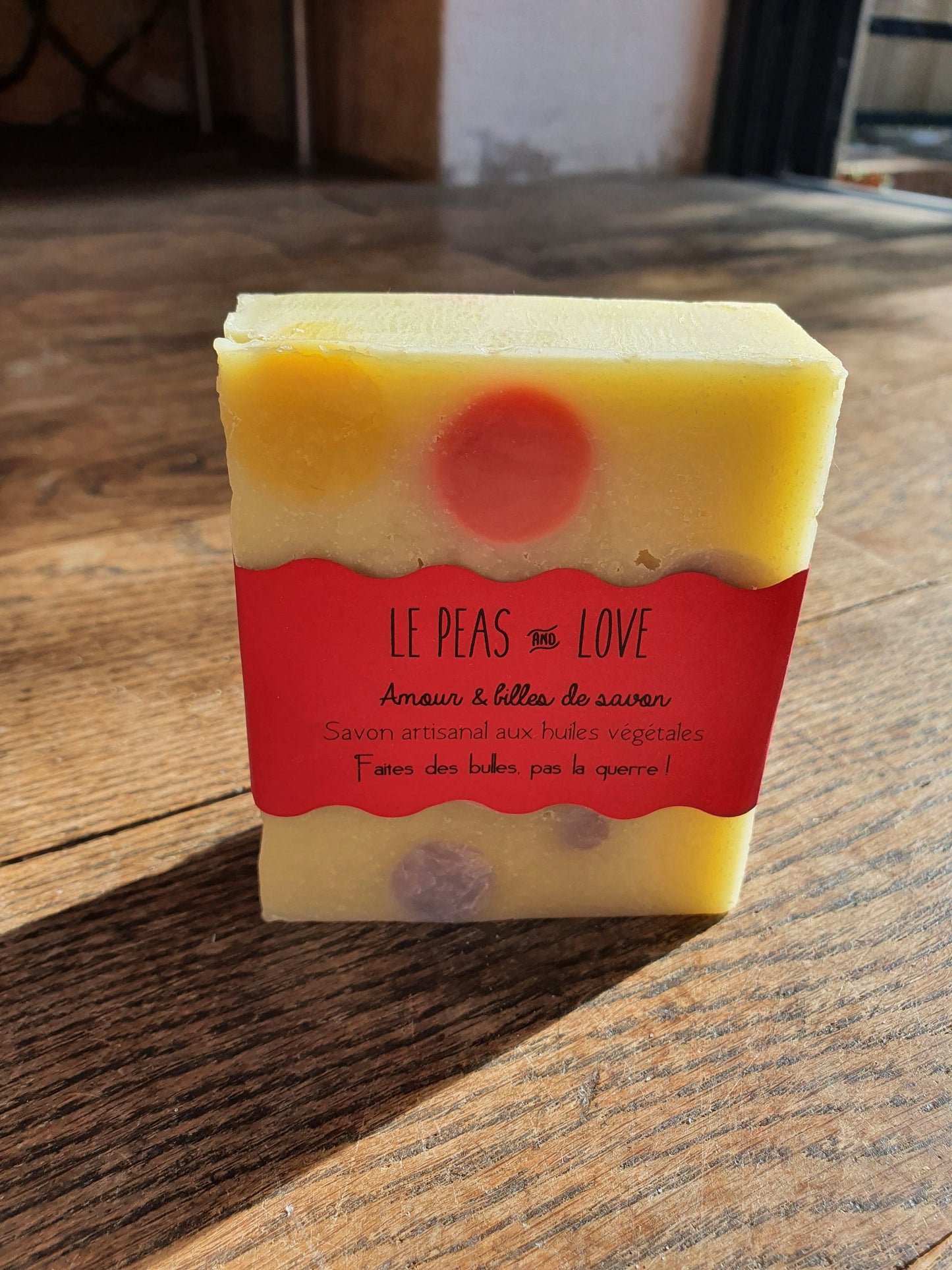 Le "Peas and love", savon artisanal surgras saponifié à froid et unique aux huiles végétales de coco, olive, tournesol avec des inclusions de savon
