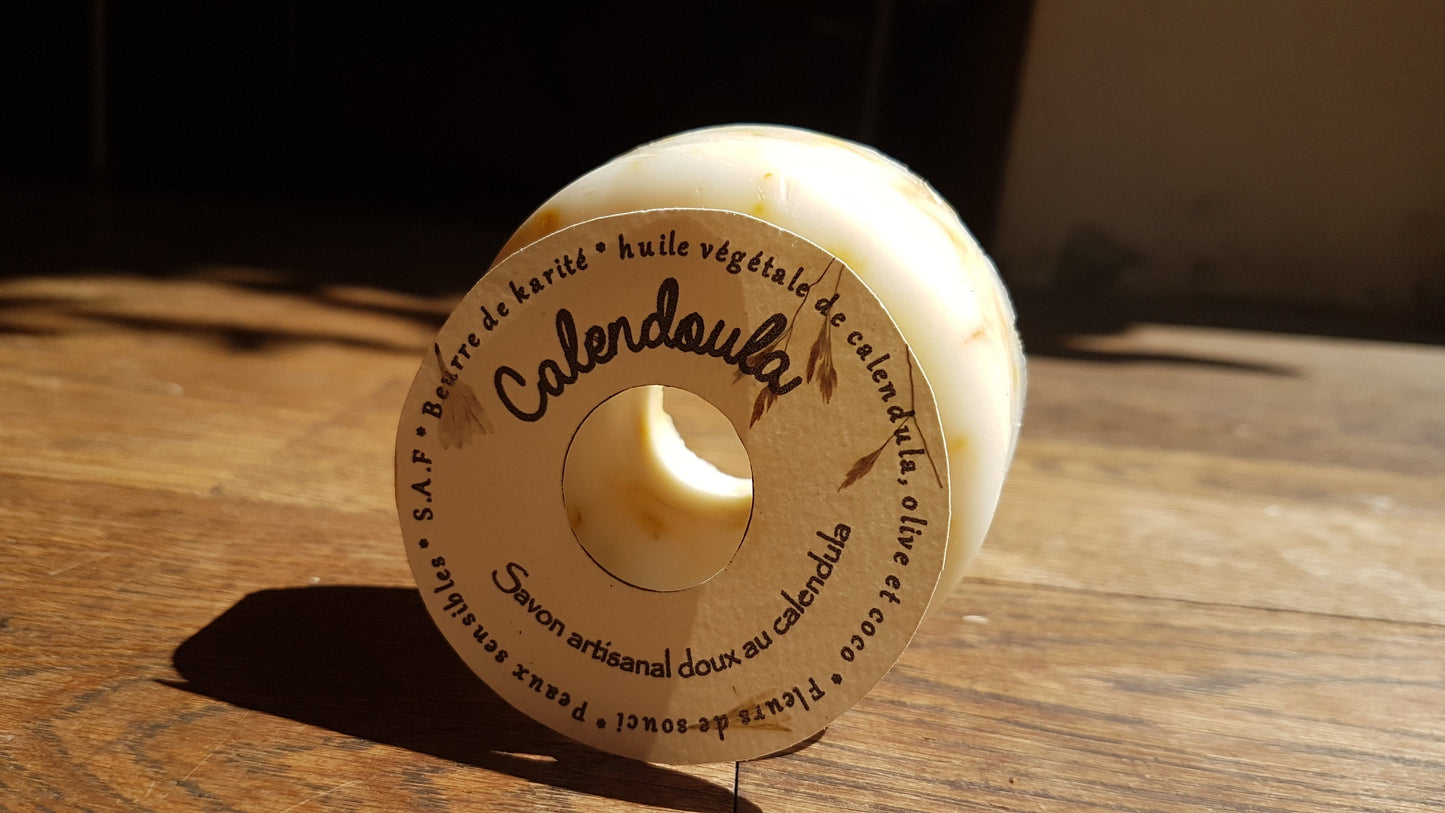 Le "Calendoula", savon artisanal surgras saponifié à froid au macérât de calendula, au beurre de karité et aux fleurs de souci pour les peaux sèches et sensibles