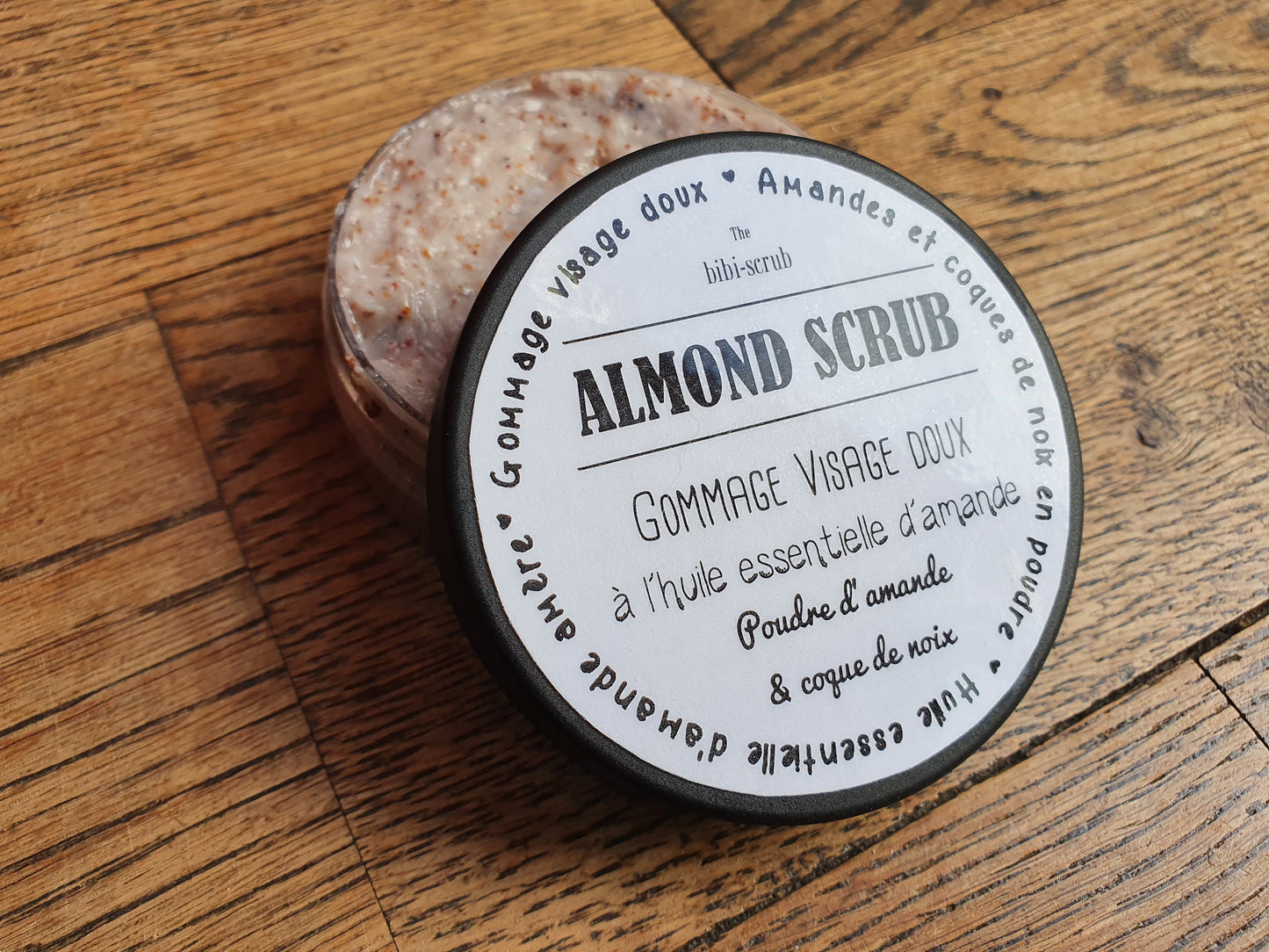 Le "Almond scrub", gel scrub gommant gommage visage adoucissant et nourrissant à l'amande pour les peaux gourmandes et déshydratées