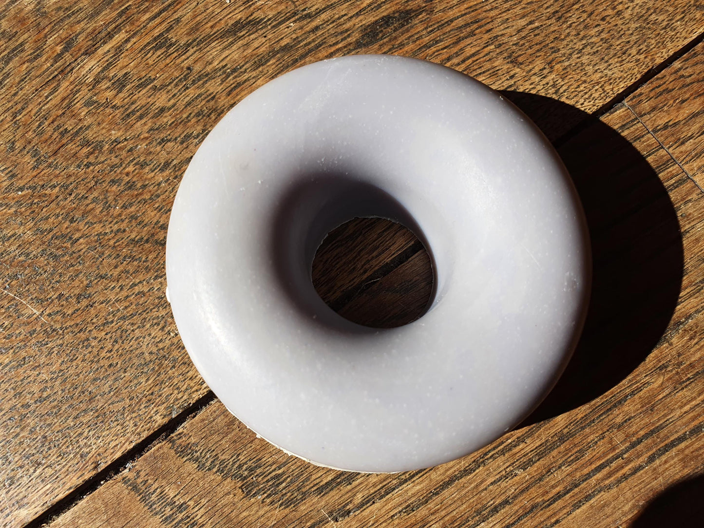 Le "Blueberry donut", savon artisanal surgras saponifié à froid parfumé à la myrtille