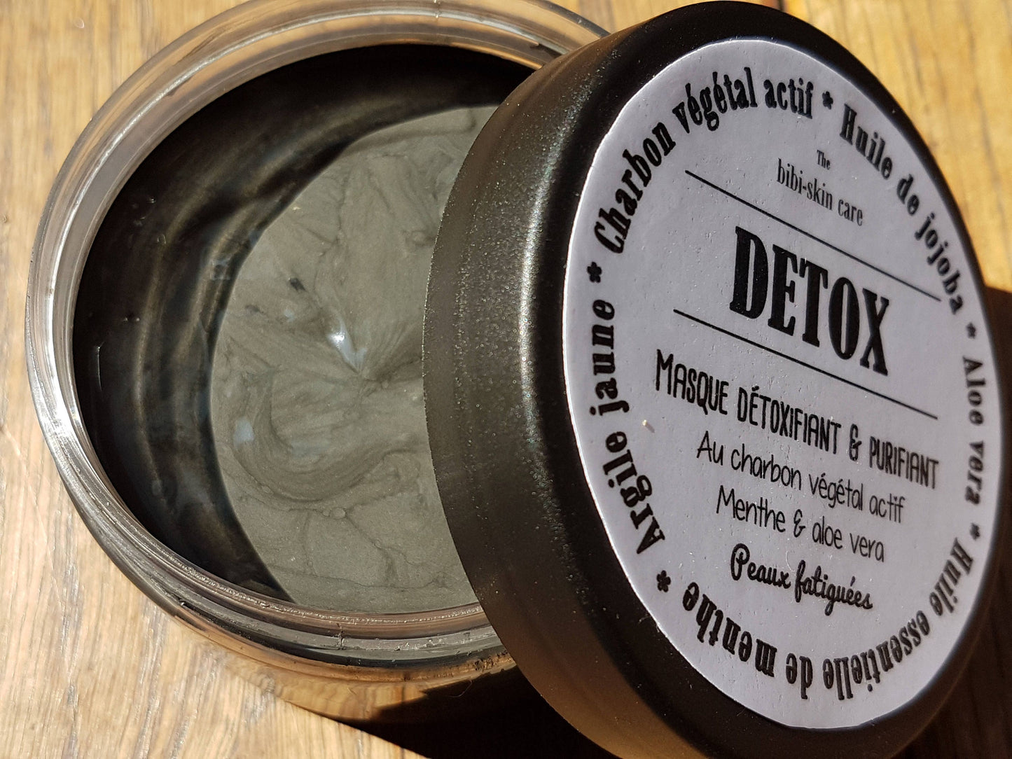 Le "Detox", masque visage détoxifiant et purifiant, au charbon végétal actif, argile jaune, huile de jojoba, glycérine, aloe vera et menthe