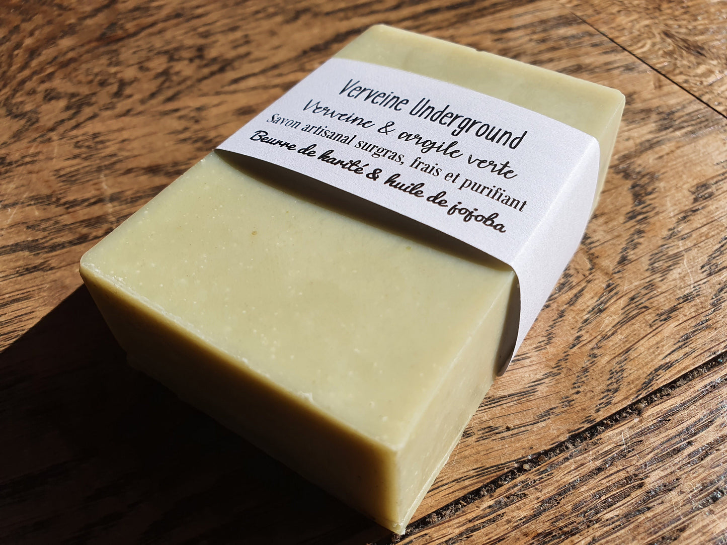 Le "Verveine Underground", savon artisanal surgras saponifié à froid purifiant pour les peaux grasses à l'argile verte, verveine, huile de coco et beurre de karité