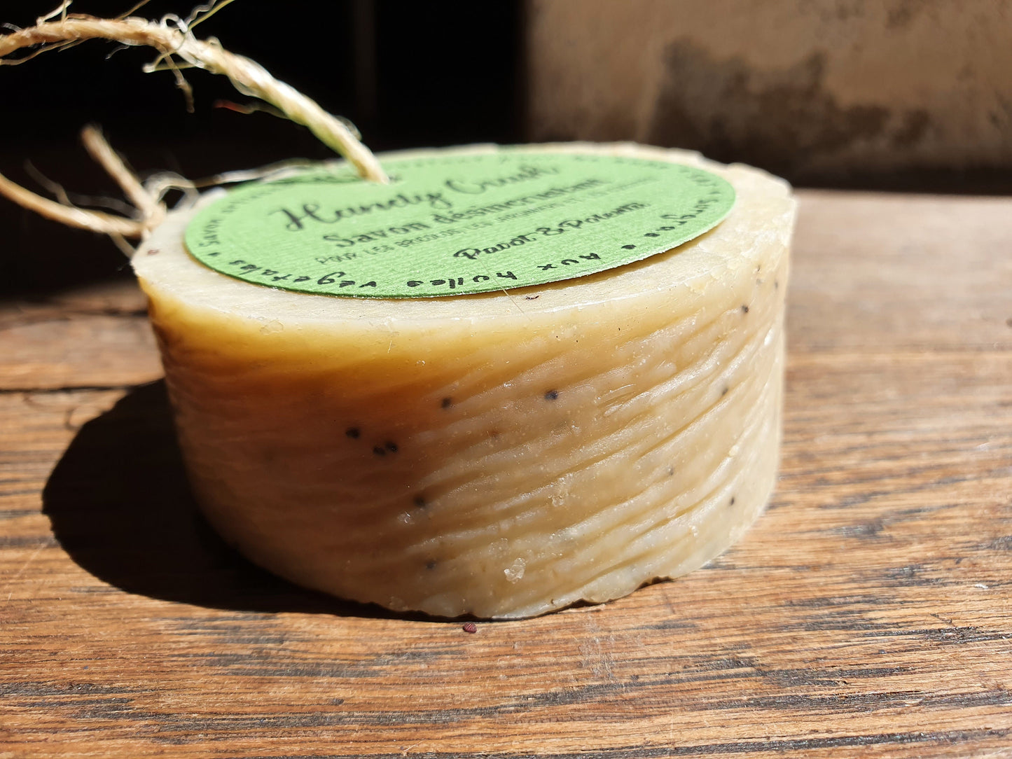 Le "Handy Crush", savon artisanal surgras saponifié à froid désincrustant à la polenta, graines de pavot et huiles végétales pour les mains cuisinières ou bricoleuses
