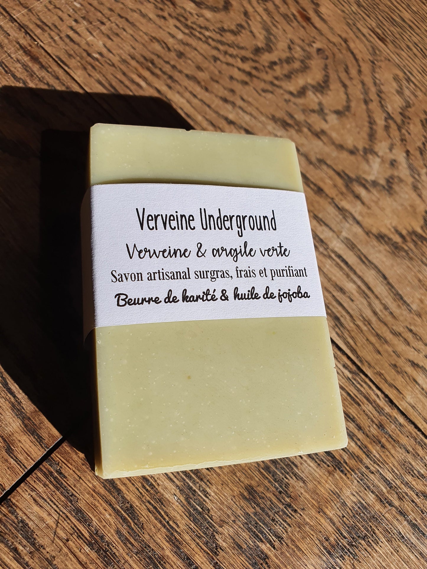 Le "Verveine Underground", savon artisanal surgras saponifié à froid purifiant pour les peaux grasses à l'argile verte, verveine, huile de coco et beurre de karité