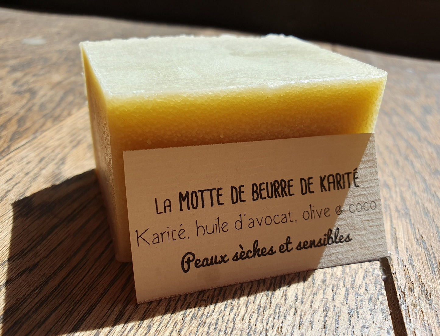 La "Motte de beurre de karité", savon artisanal surgras saponifié à froid au karité et huiles végétales d'olive, avocat et coco pour les peaux sèches et sensibles