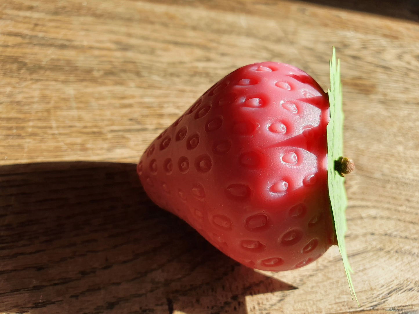 La "Tagada soin soin", savon artisanal surgras saponifié à froid au beurre de karité et à la fraise pour les grands et les petits