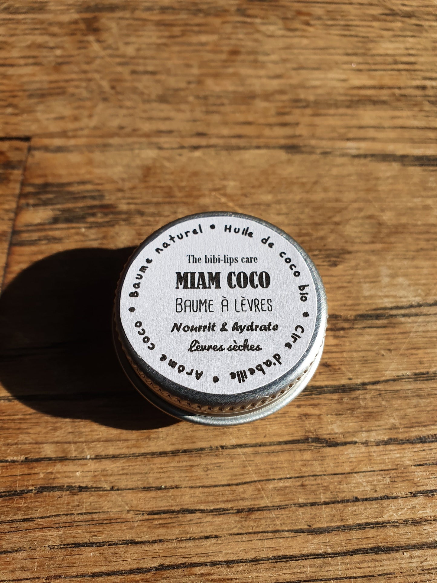 Le "Miam Coco", baume à lèvres à l'huile de coco bio, beurre de cacao, cire d'abeille et arôme naturel de coco pour les lèvres sèches et déshydratées