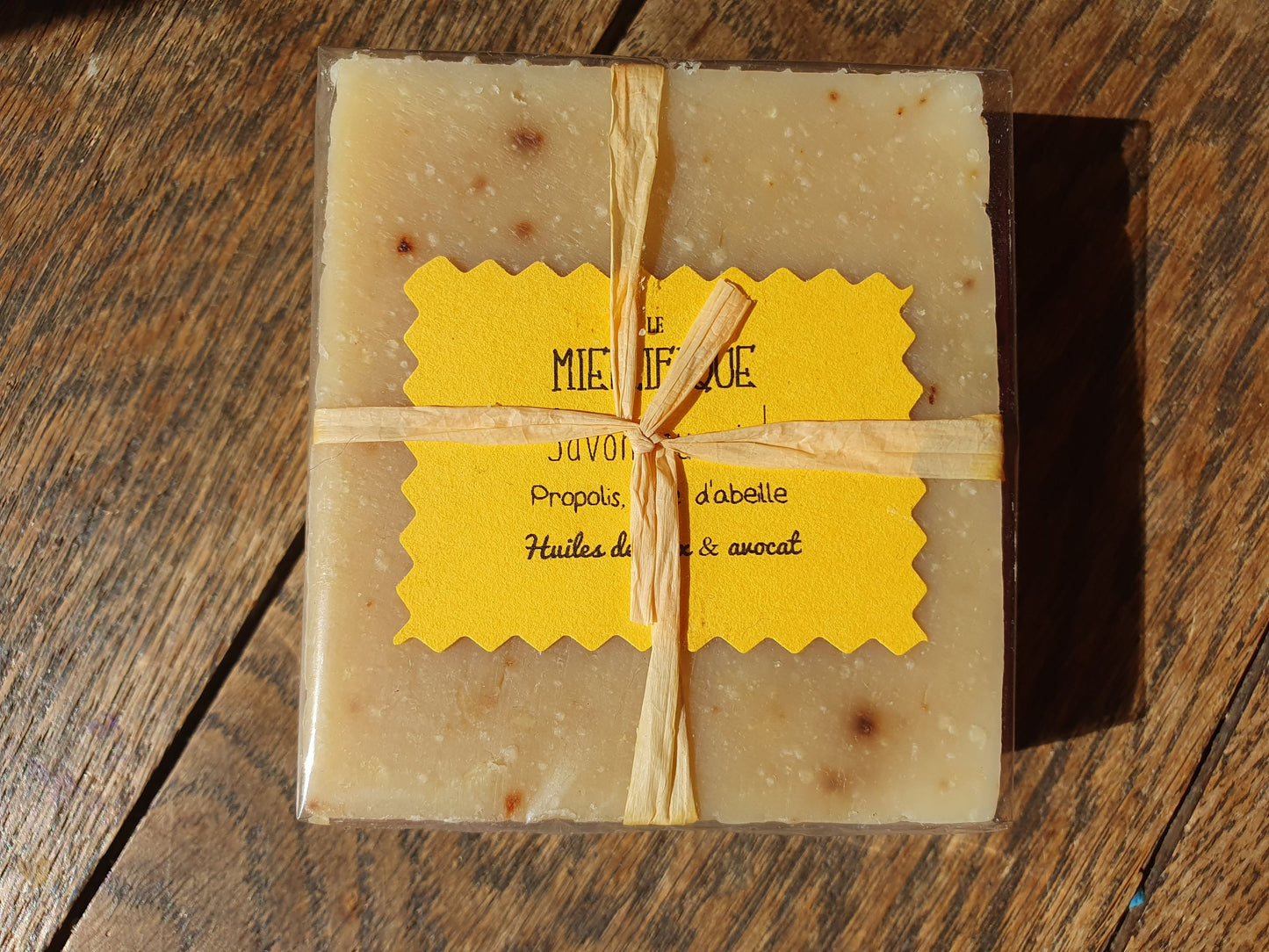 Le "Miellifique", savon artisanal surgras saponifié à froid de la ruche très doux au miel, propolis et cire d'abeille pour les peaux sèches et abîmées