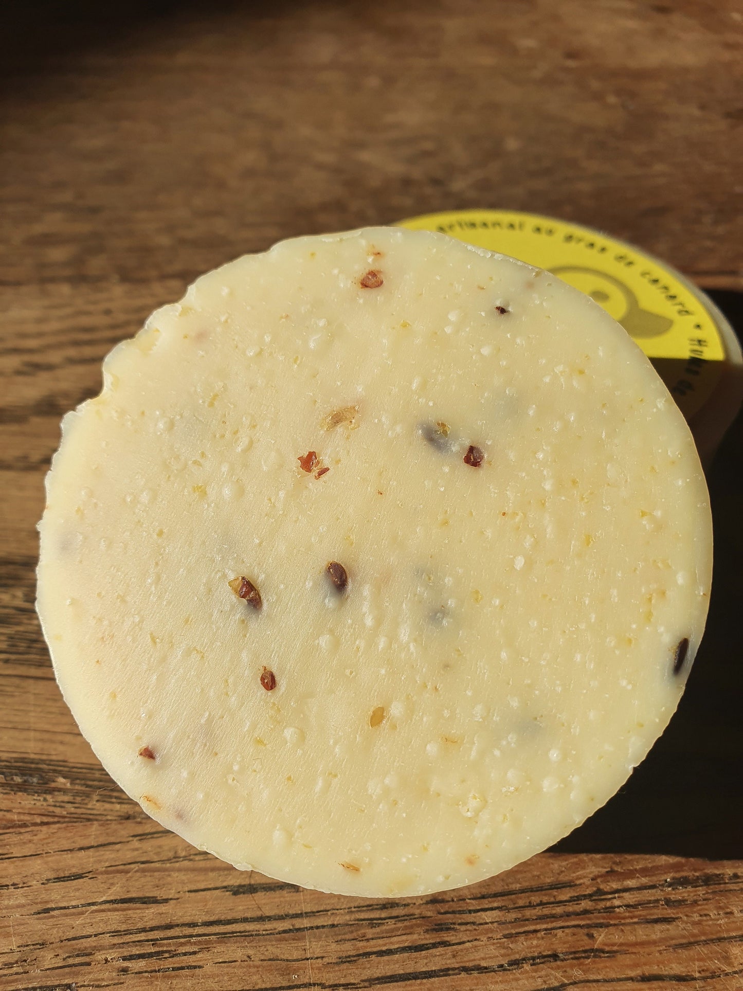 Le "Savon du coin-coin", savon artisanal surgras saponifié à froid et exfolient à la graisse de canard, aux graines de lin et aux huiles essentielles