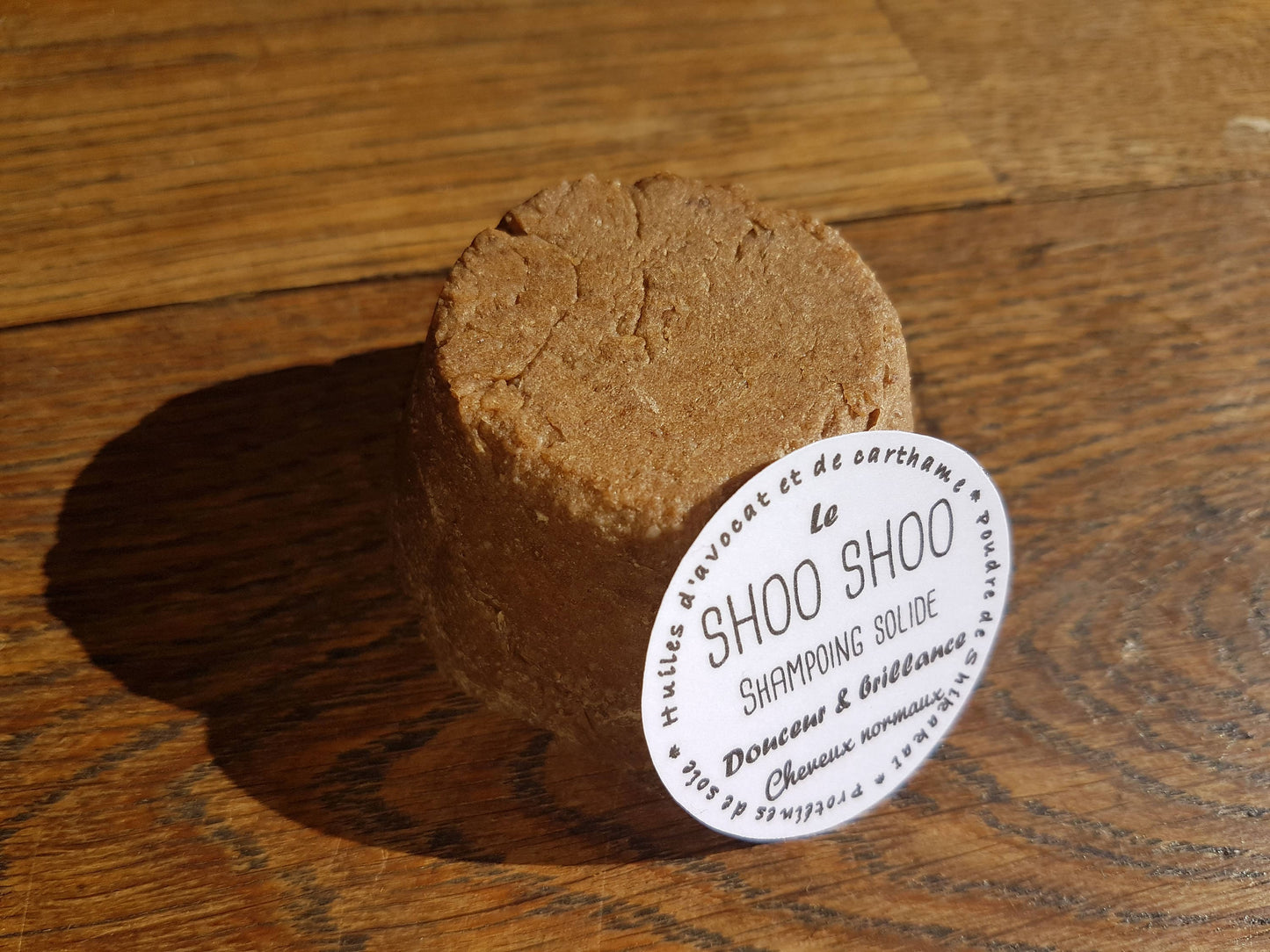 Le "Shoo Shoo, douceur et brillance", shampoing solide artisanal cheveux normaux à l'huile d'avocat, d’olive et de carthame et à la protéine de soie