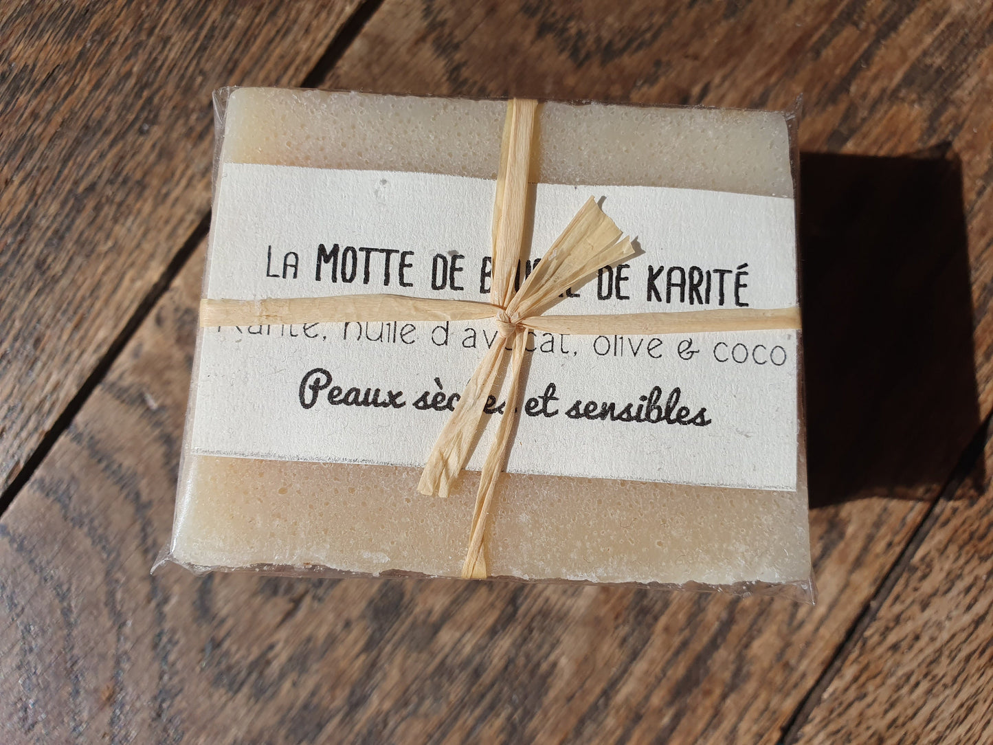 La "Motte de beurre de karité", savon artisanal surgras saponifié à froid au karité et huiles végétales d'olive, avocat et coco pour les peaux sèches et sensibles