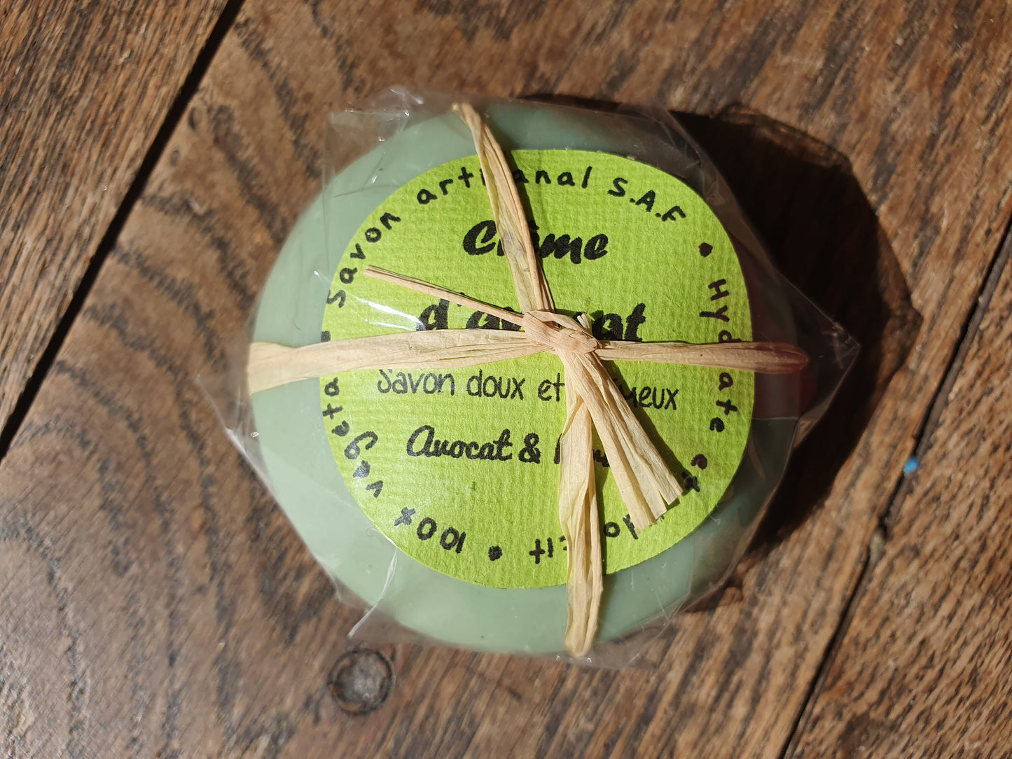 La "Crème d'avocat", savon artisanal surgras saponifié à froid à l'avocat frais et aux huiles végétales d'avocat, olive, coco et beurre de karité