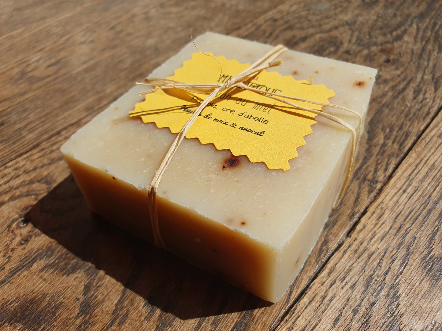 Le "Miellifique", savon artisanal surgras saponifié à froid de la ruche très doux au miel, propolis et cire d'abeille pour les peaux sèches et abîmées